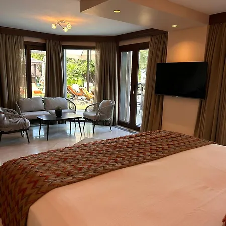 Doors Urla & إزمير